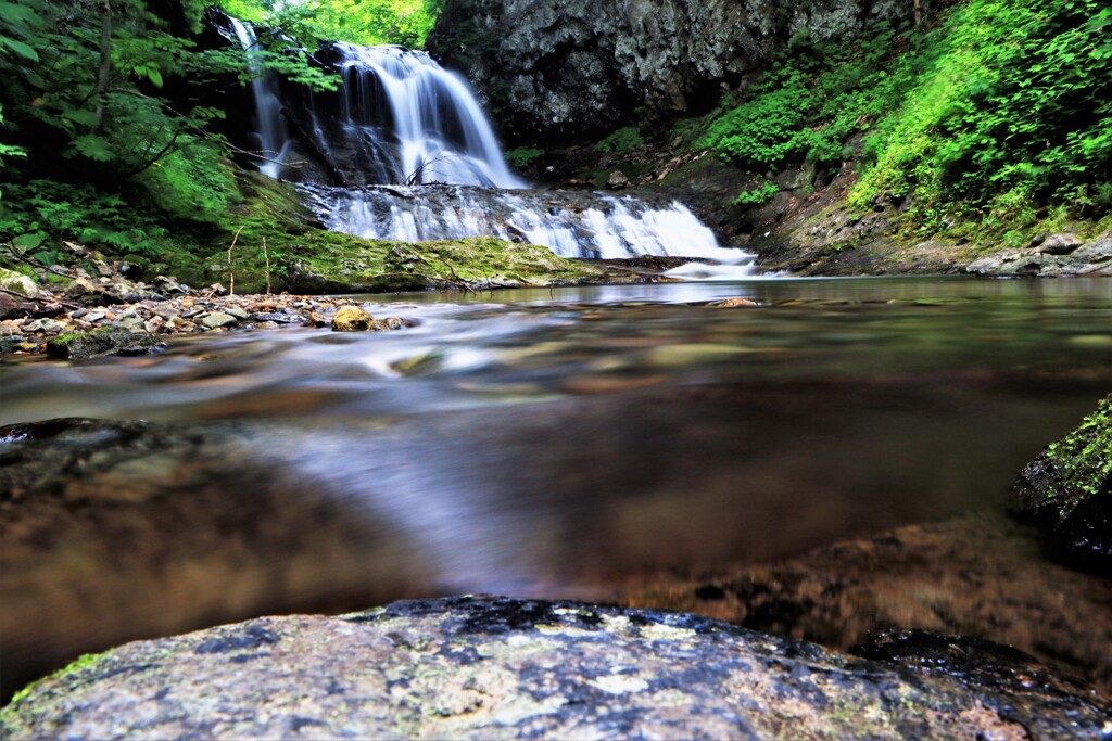 暑中お見舞い申し上げます(平和の滝）