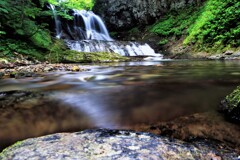 暑中お見舞い申し上げます(平和の滝）
