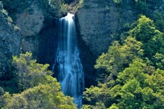 オロロンライン雄冬雪解け滝