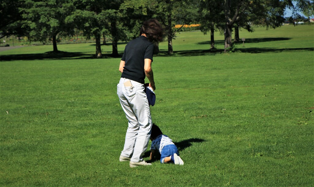 公園でハイハイデビュ－