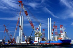 石狩新港風力発電設置のSEP船Ⅱ