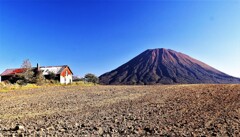廃屋と羊蹄山