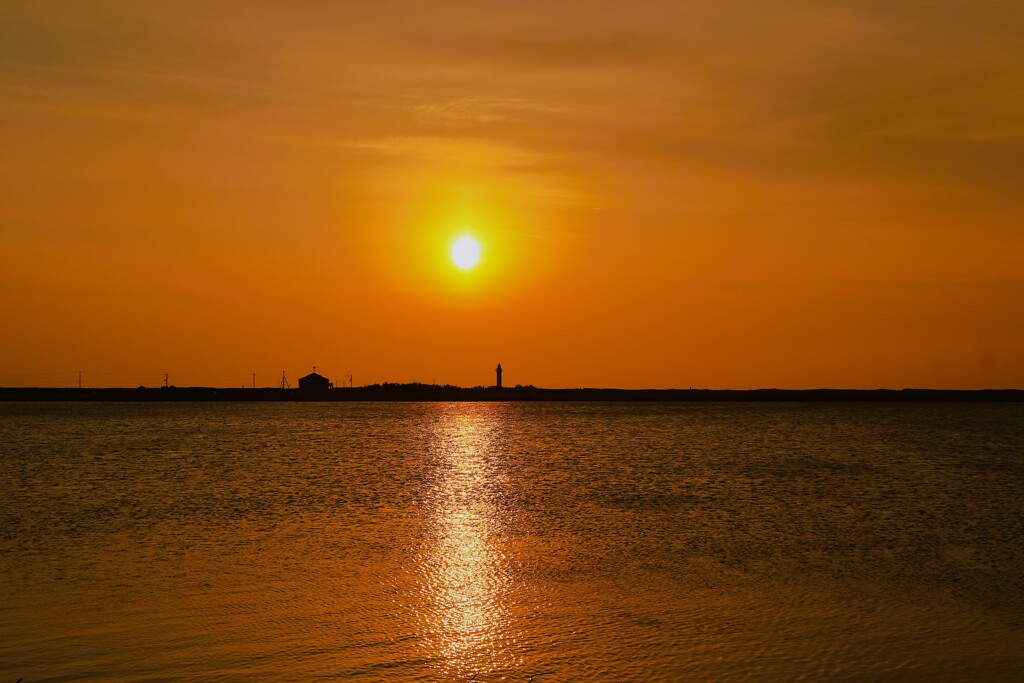 石狩川河口と灯台夕日