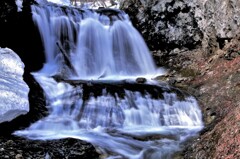 雪解けの平和の滝