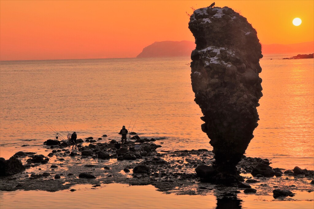 エビス岩と釣り人