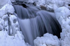 春氷解けを待つ平和の滝