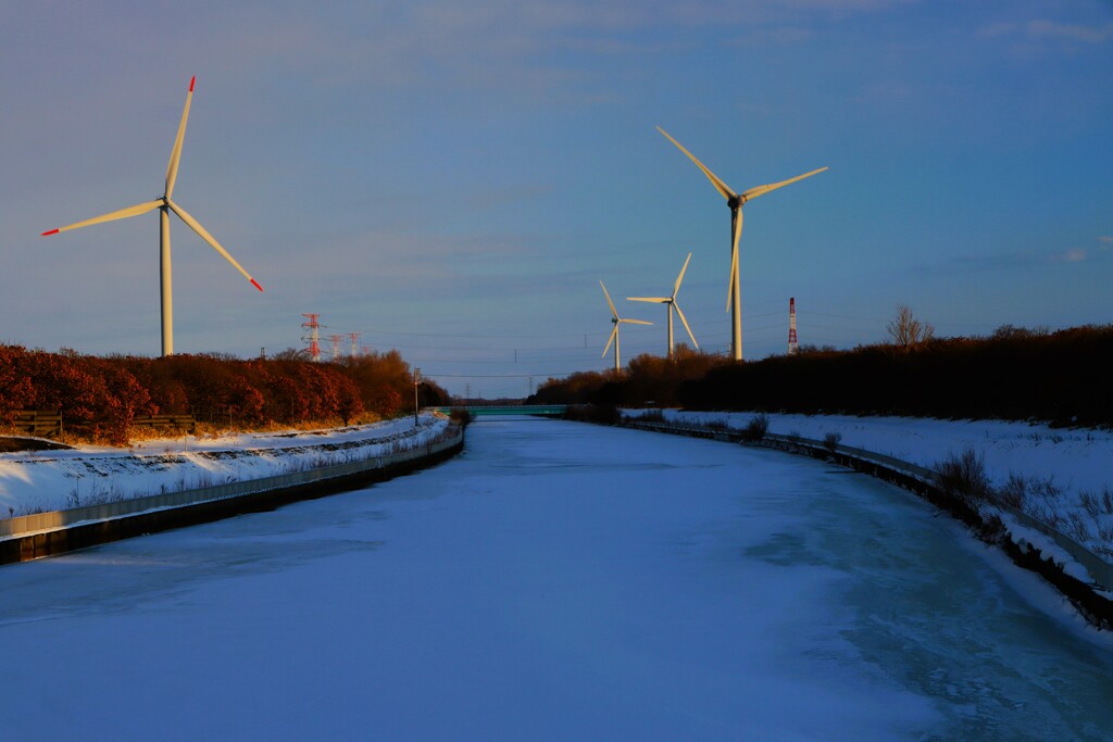 凍てつく石狩新港の放水路