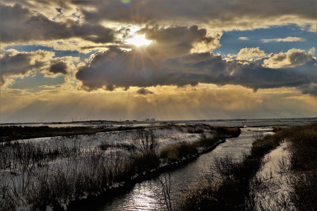 冬、海に注ぐ川