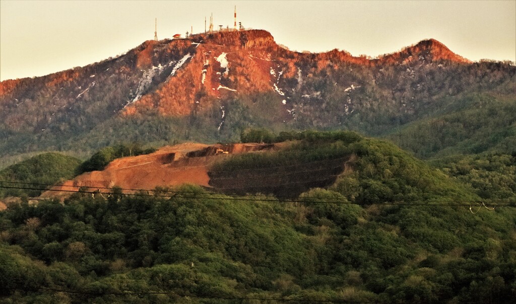 夕陽に染まる手稲山