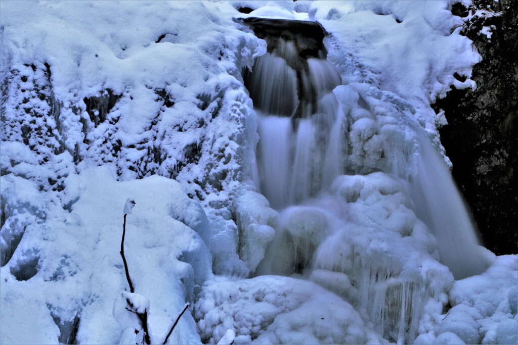 凍てつく平和の滝