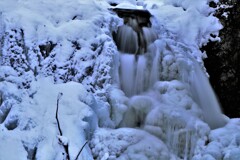凍てつく平和の滝