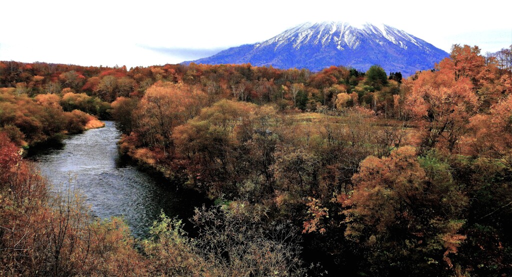晩秋の羊蹄山と尻別川（蔵出）