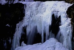 凍てつくアシリベツの滝