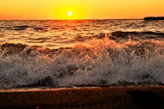 波しぶきと夕日