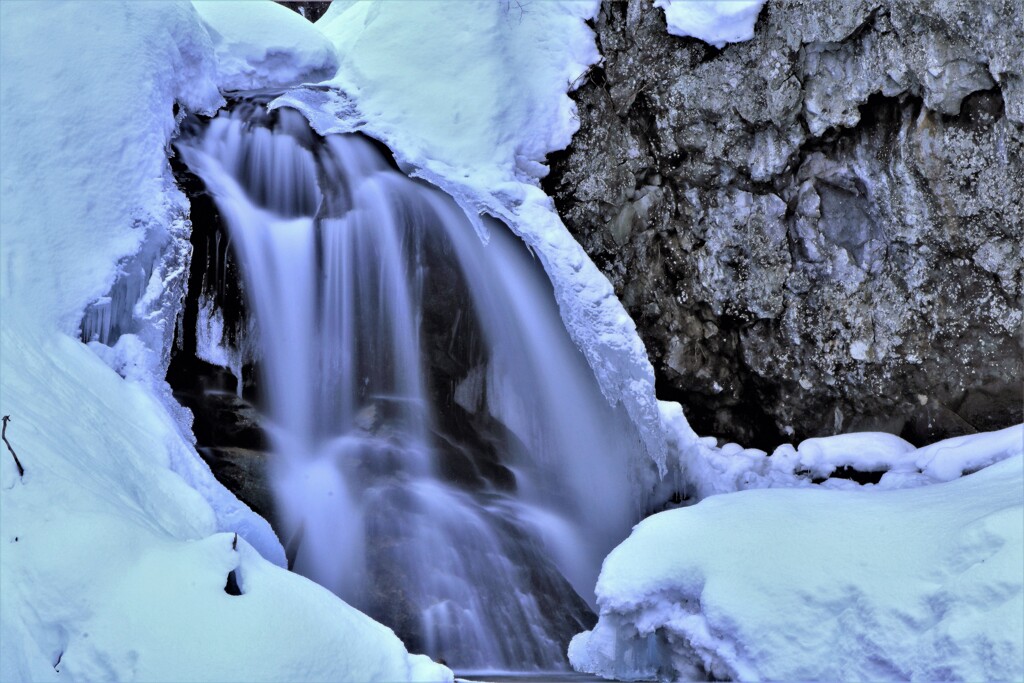 まだ凍てついている平和の滝