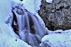 まだ凍てついている平和の滝