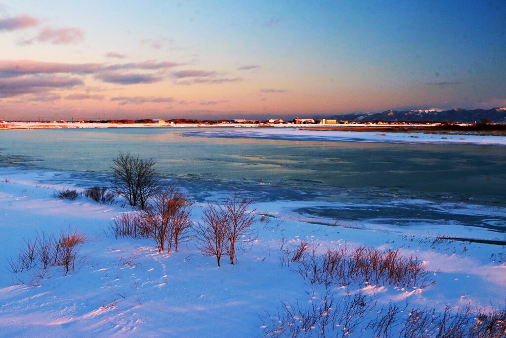 凍てつく石狩川河口
