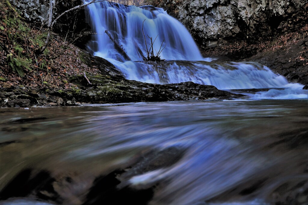 晩秋の平和の滝