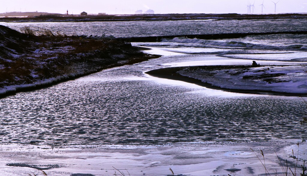 石狩知津狩川と冬の海