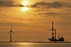 石狩新港風力発電設置のSEP船Ⅱ