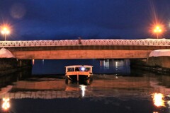 旭橋をくぐる運河クル－ズ船