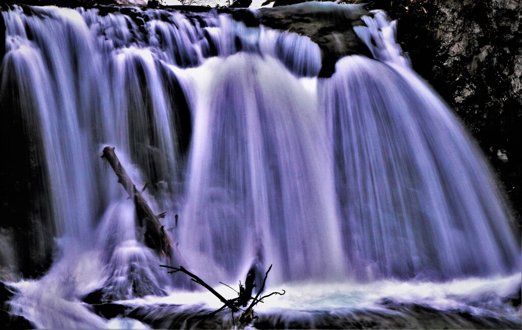 雪解けの平和の滝(札幌）