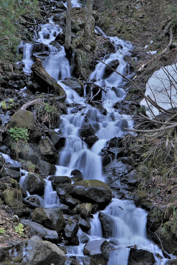 雪解けの小滝