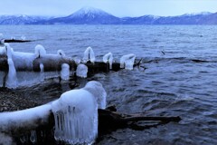 支笏湖湖畔の氷