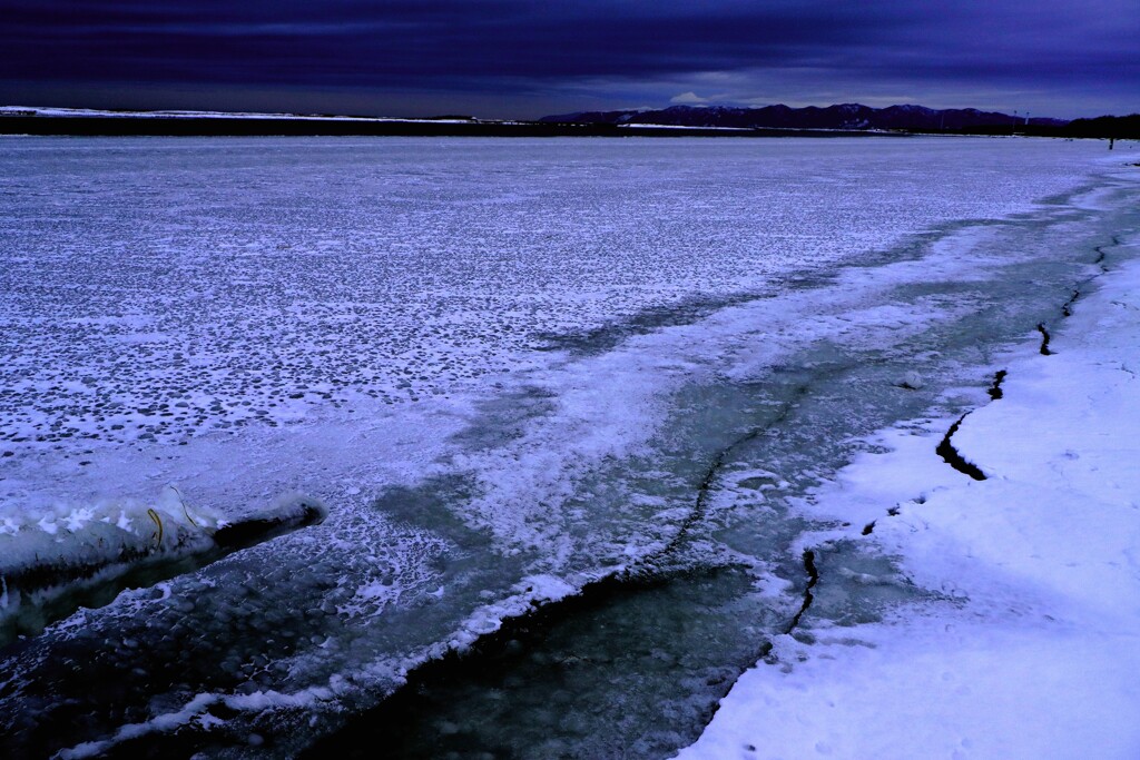 凍てつく石狩川河口
