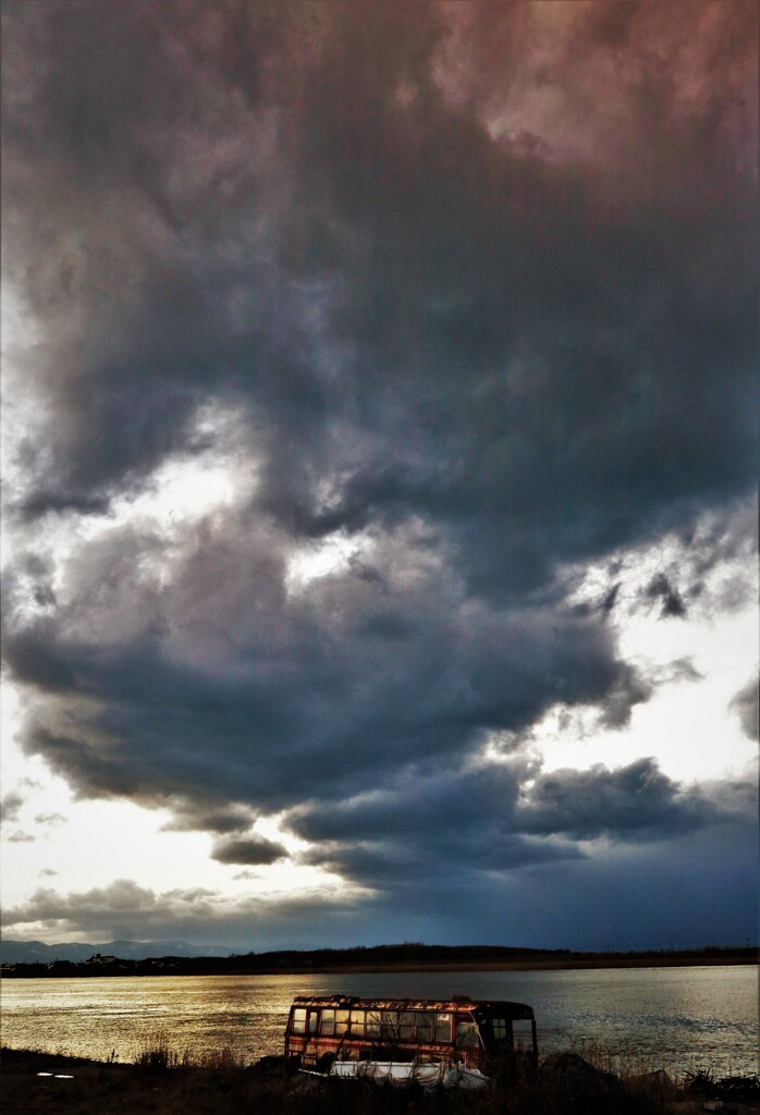 石狩川河口廃バスと雲