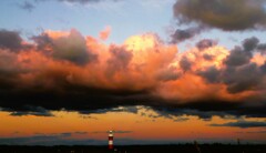 夕日と石狩灯台