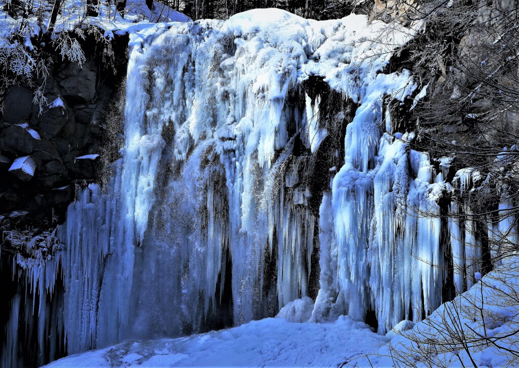 凍てつくアシリベツの滝