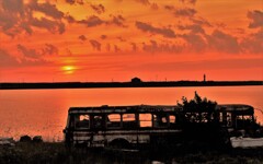 石狩河口夕陽と廃バス