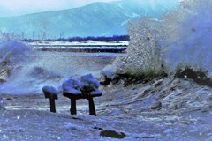 荒れ狂う石狩川河口浜