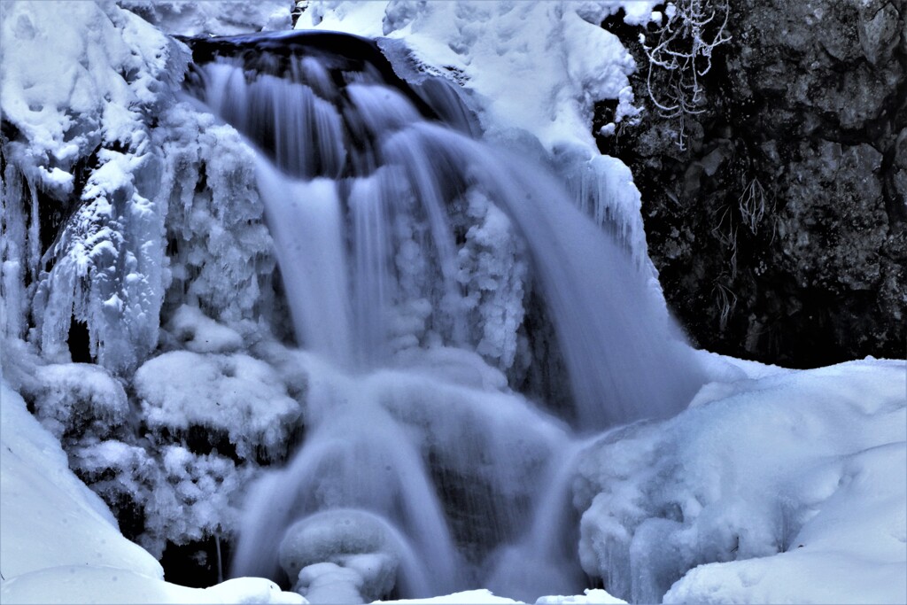 凍てつく平和の滝