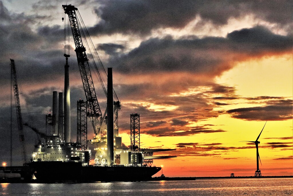 石狩新港風力発電設置のSEP船Ⅲ