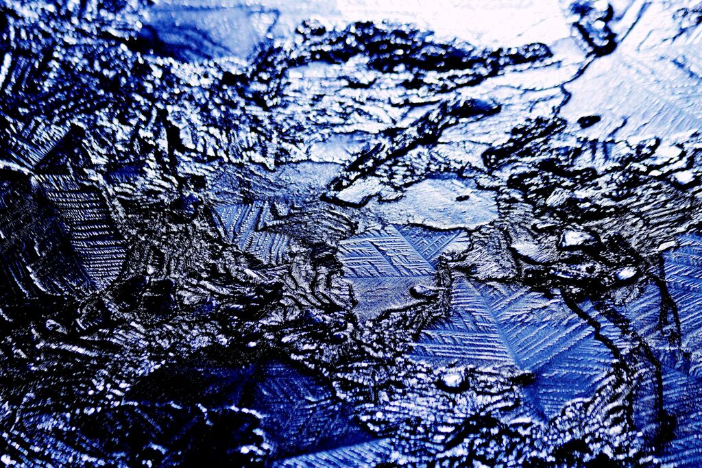 田んぼの薄氷
