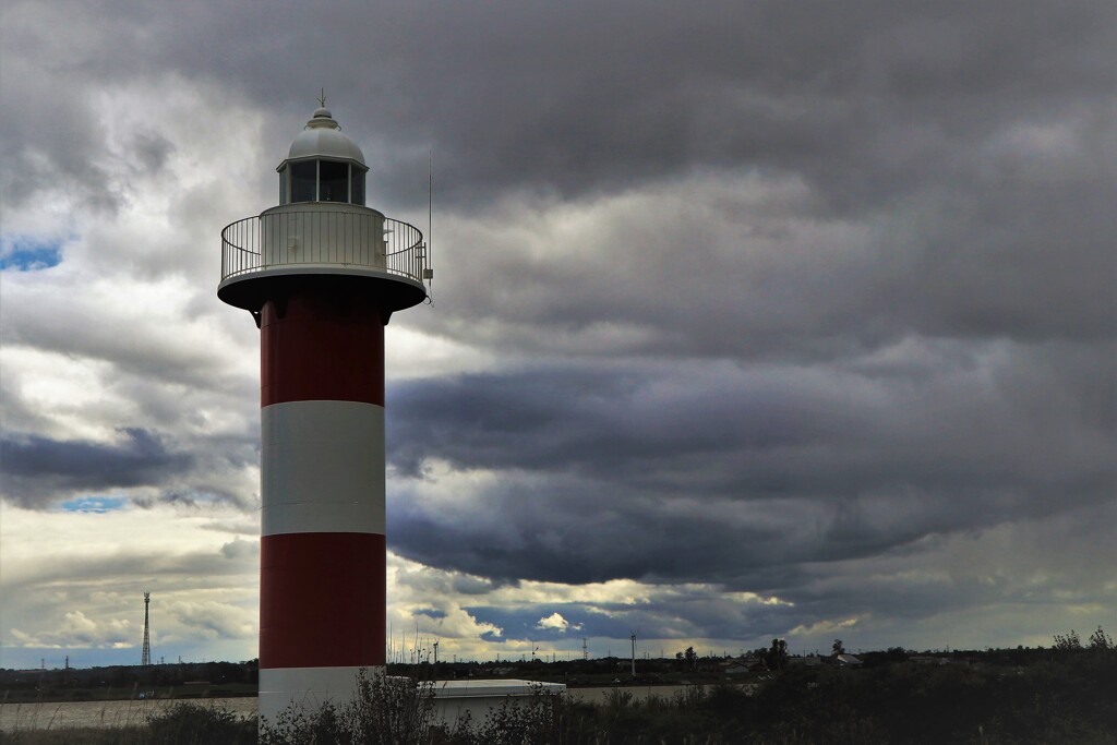 鉛雲と灯台