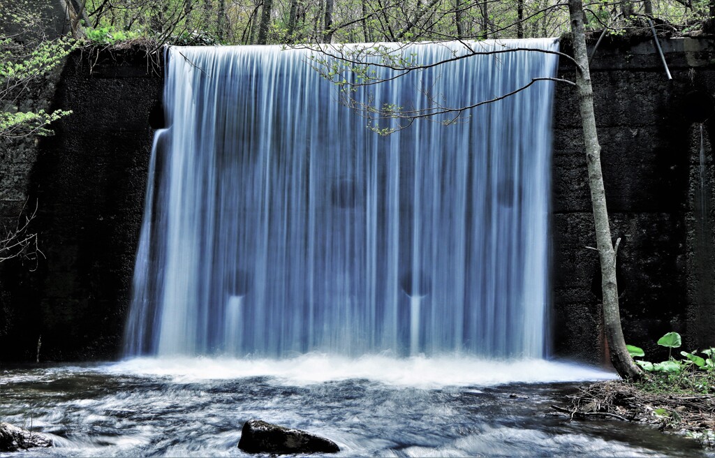 増水の砂防ダム
