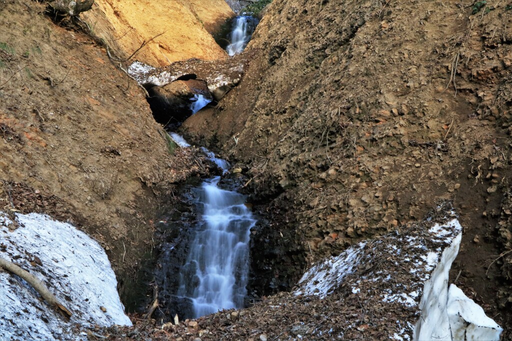 雪解け滝