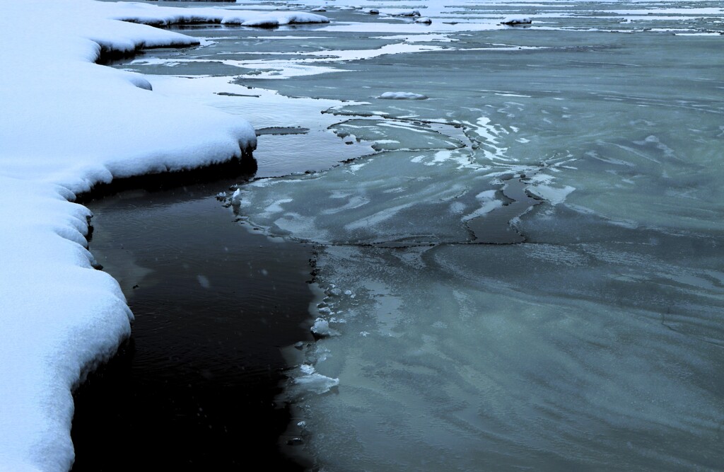 凍てつく石狩川河口