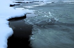 凍てつく石狩川河口