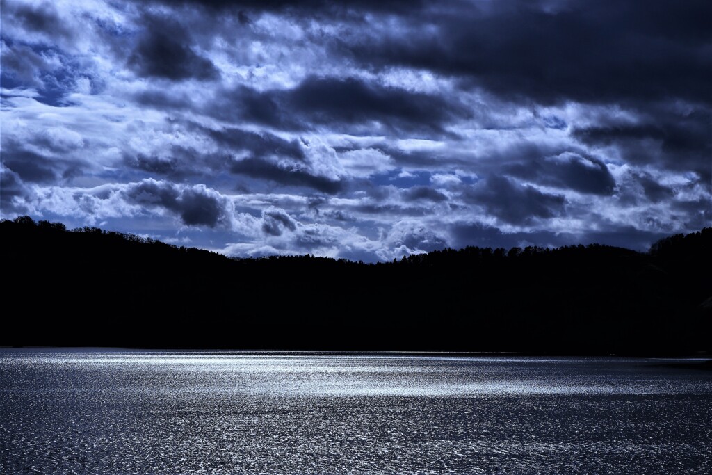 晩秋の落合ダム湖