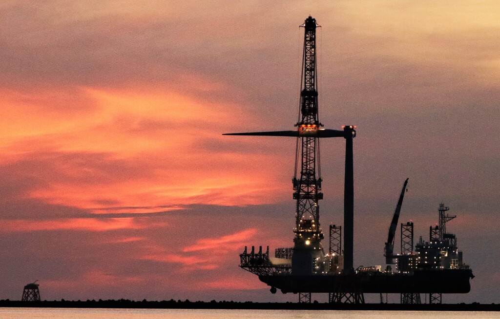 石狩新港風力発電設置のSEP船Ⅱ