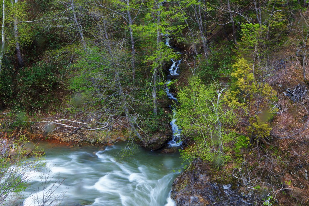 雪解け小滝
