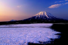 雪解けの羊蹄山