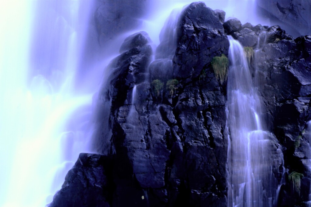 オロロンライン雄冬白銀の滝(切り取）