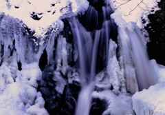 凍てつく平和の滝