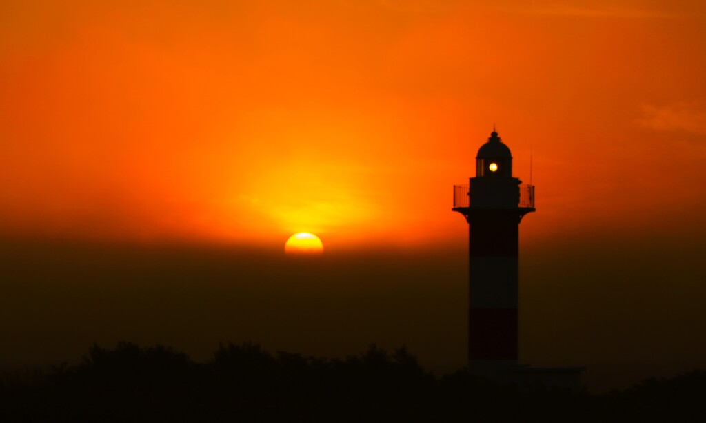 石狩灯台の朝陽