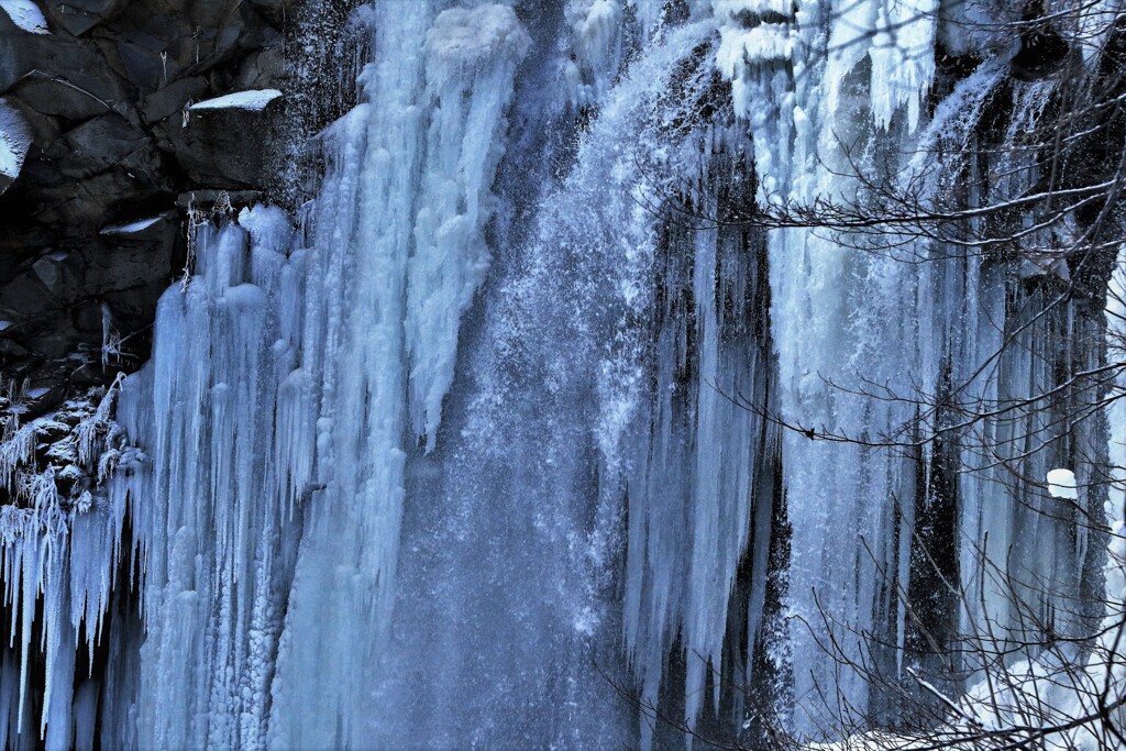 凍てつくアシリベツの滝